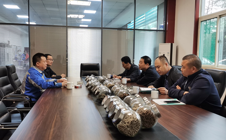 與集團(tuán)總經(jīng)理孫寧波及部門負(fù)責(zé)人座談，就項目建設(shè)、環(huán)境影響、補貼政策等內(nèi)容進(jìn)行了探討交流